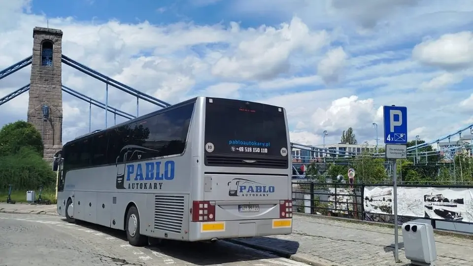 Autokar Pablo Autokary przy Moście Grunwaldzkim we Wrocławiu